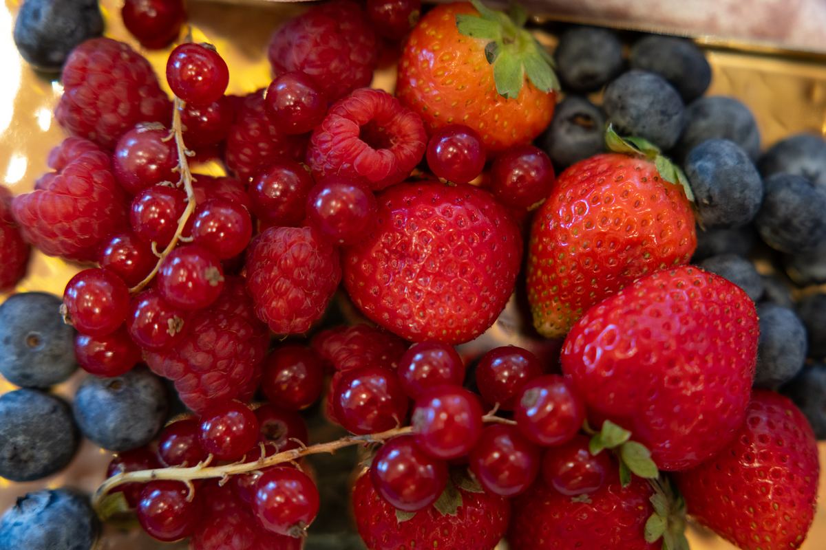Red berries at the tea station