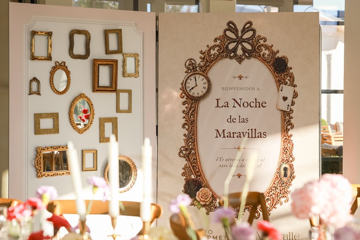 Welcome sign for Wonderland Night, with a gold frame, a clock and the ace of hearts