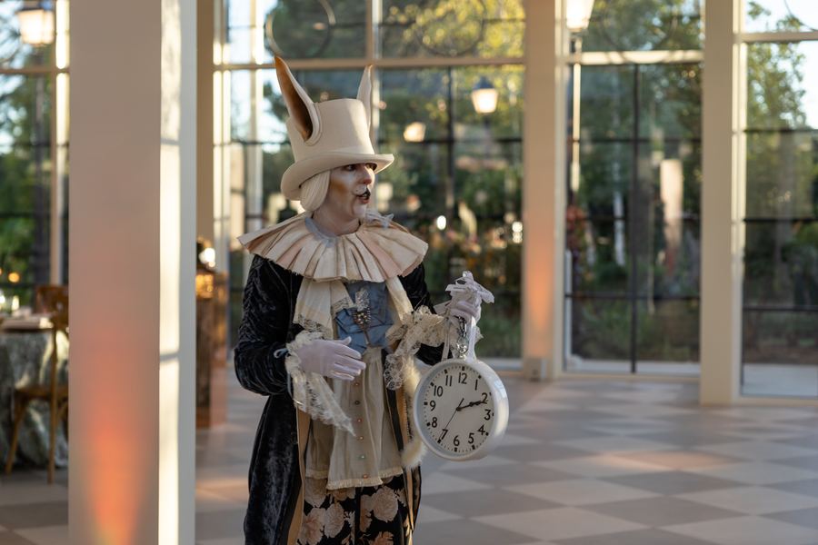 El Conejo Blanco, con su reloj, en La Galería de Finca Miravalle durante La Noche de las Maravillas