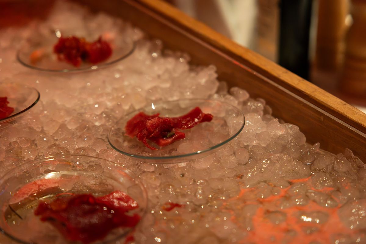 Tuna bites served on ice