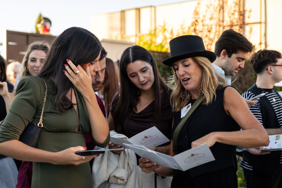 Guests checking the illustrated map of the route