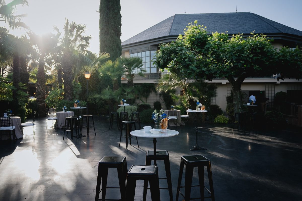 Terraza montada para el cóctel al atardecer en Finca Miravalle