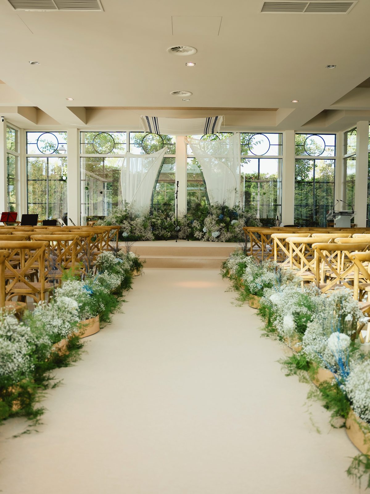 Ceremonia montada en La Galería de Finca Miravalle, con pasillo y flores blancas