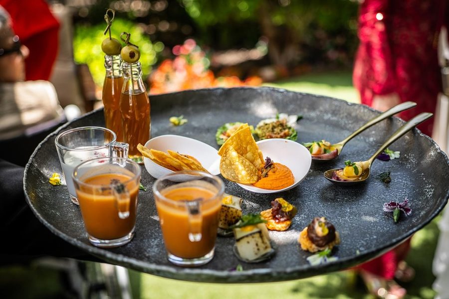 Aperitivos y bebidas del catering de Miravalle servidos al aire libre