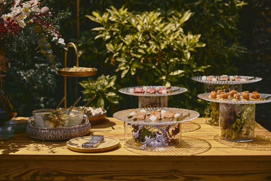 Estaciones de cóctel del catering montadas en los jardines de Finca Miravalle
