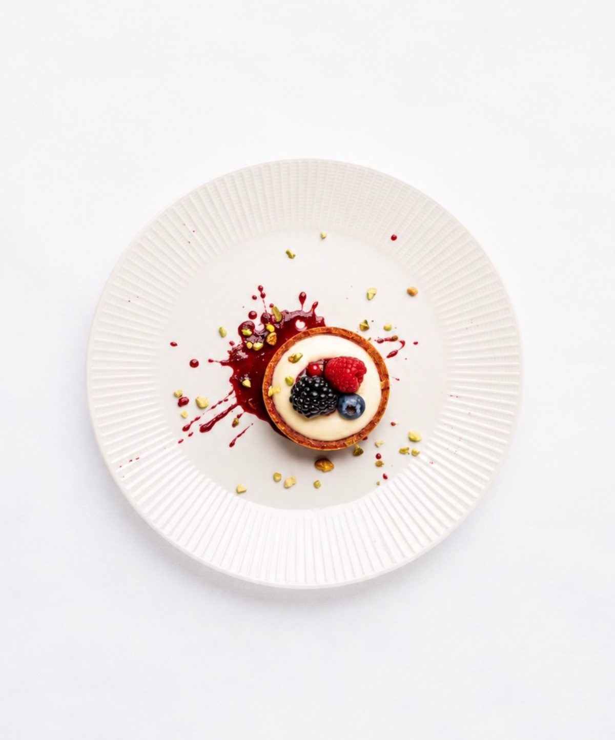 Tartaleta con frutos rojos emplatada en Finca Miravalle