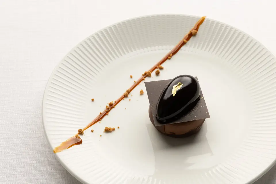 Postre de chocolate con hilo de oro