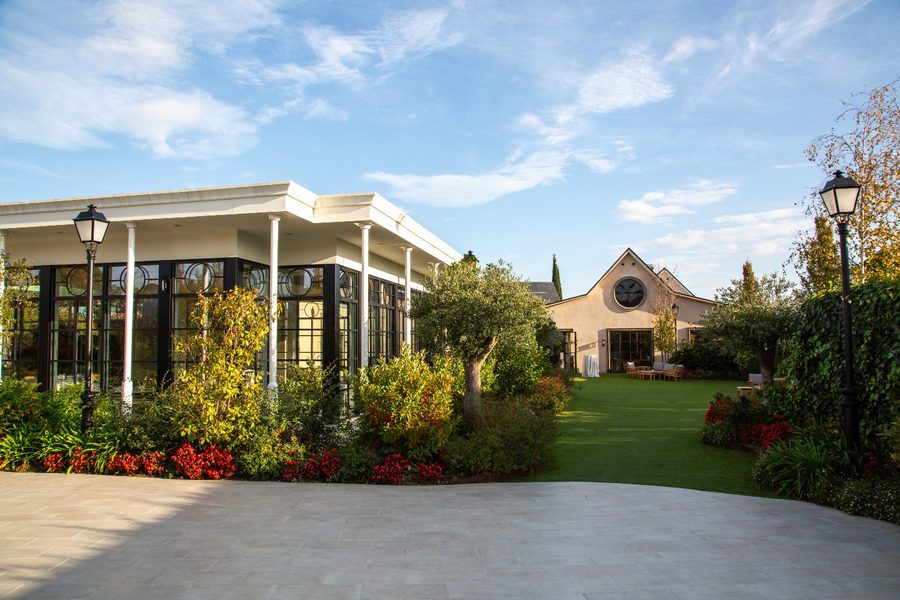 La Galería y El Atrio de Finca Miravalle vistos desde los jardines, con luz de tarde de otoño