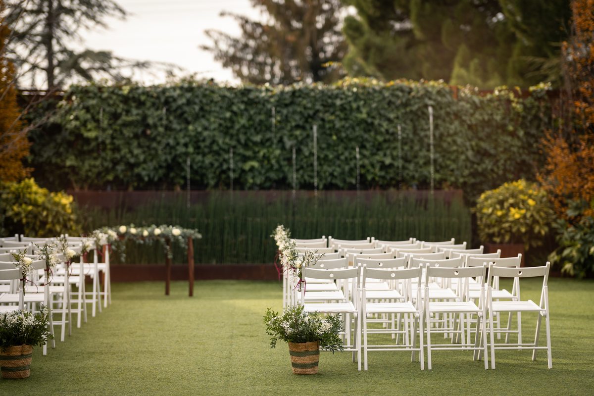 La Galería · ceremonia al aire libre montada en el jardín
