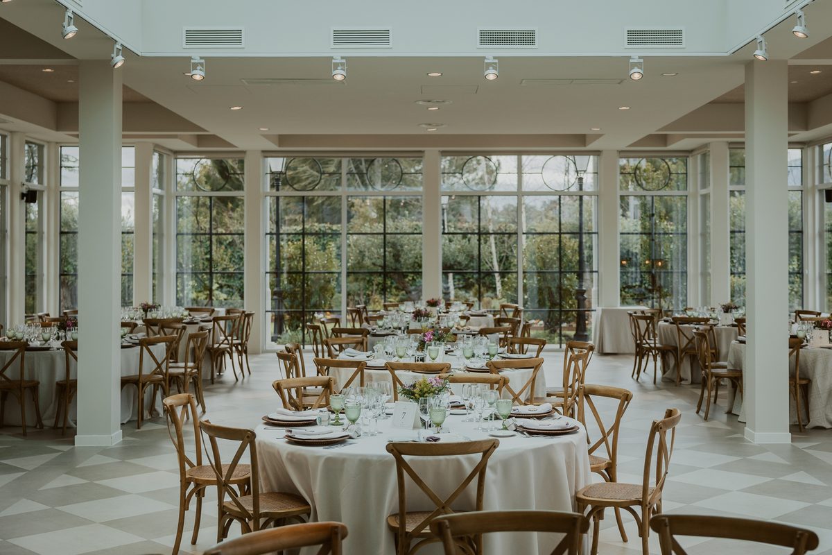 Montaje de banquete de boda en La Galería de Finca Miravalle