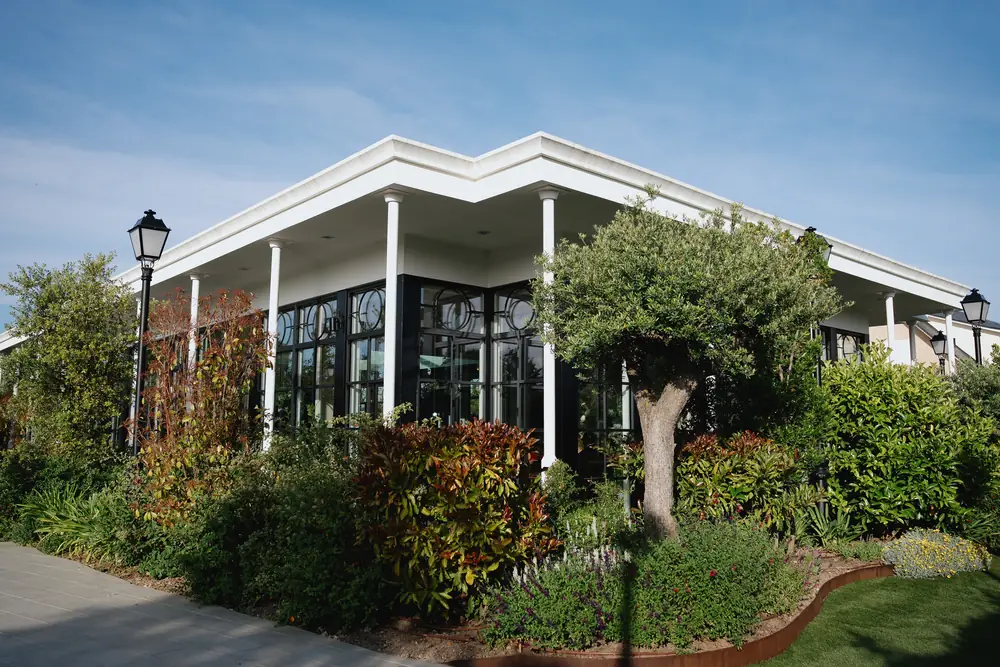 Exterior acristalado de La Galería entre los jardines