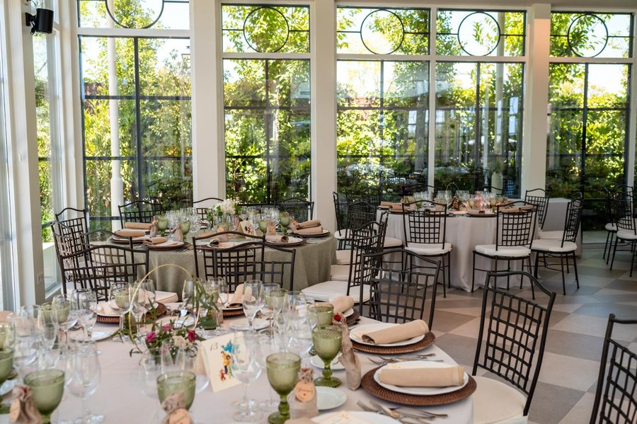 La Galería montada para un banquete, con mesas redondas bajo la cristalera