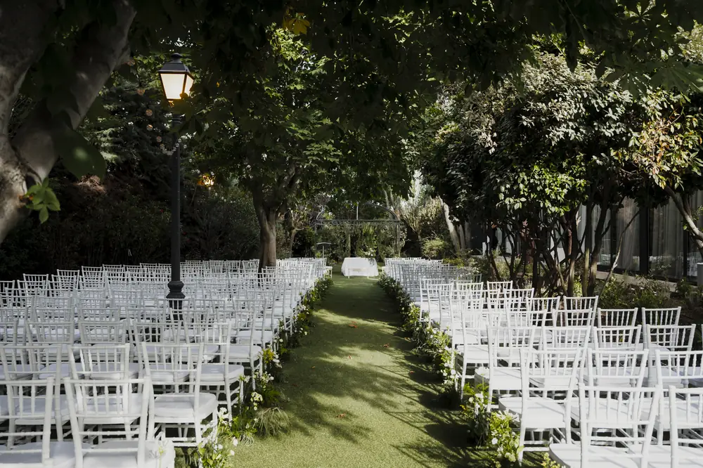 Ceremonia al aire libre montada en los jardines de Finca Miravalle
