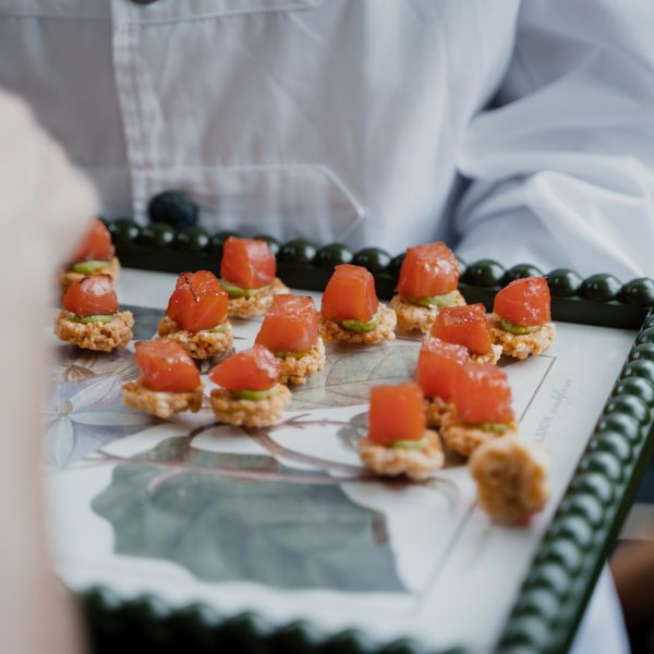 Aperitivos del catering servidos en bandeja