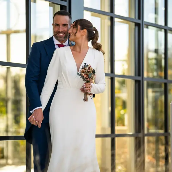 Pareja de novios junto a los ventanales de La Galería