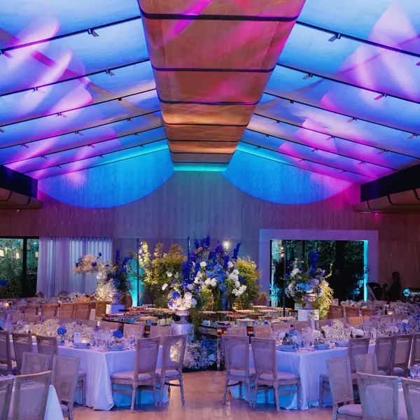 Salón montado con iluminación de color