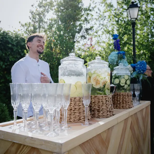 Barra de bebidas montada en el jardín