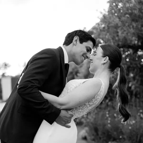 Novios en los jardines de la finca