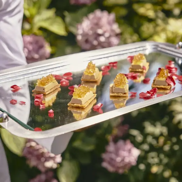 Bandeja de aperitivos entre flores