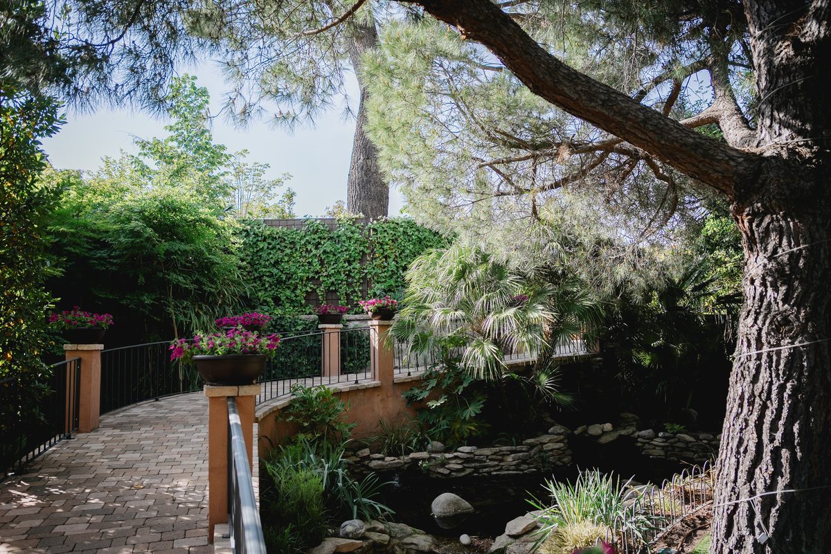Puente sobre el estanque en los jardines de Finca Miravalle