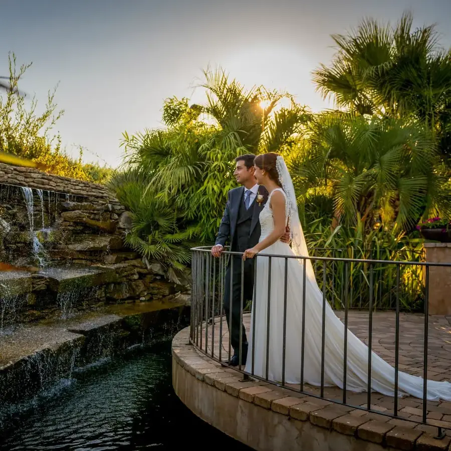 Recién casados paseando entre buganvillas en el jardín de Miravalle