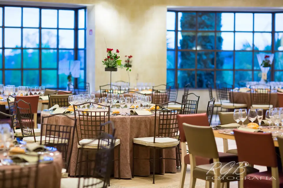 Salón decorado con flores para evento de empresa
