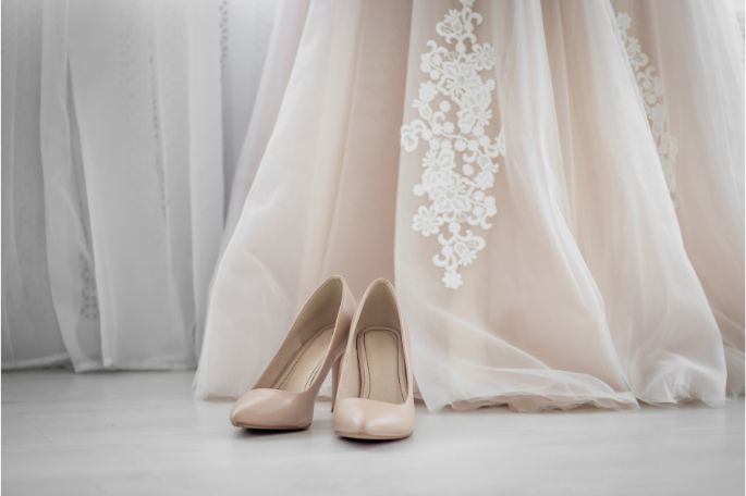 Zapatos y vestidos de novia para novias bajitas